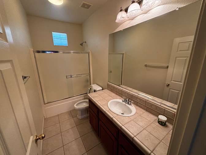 FOLSOM TWO ROOMS PRIVATE BATH's room