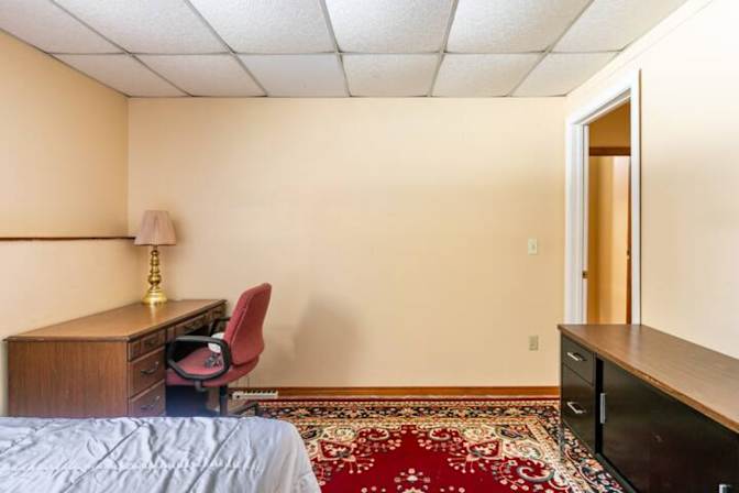 Tee Lee's room