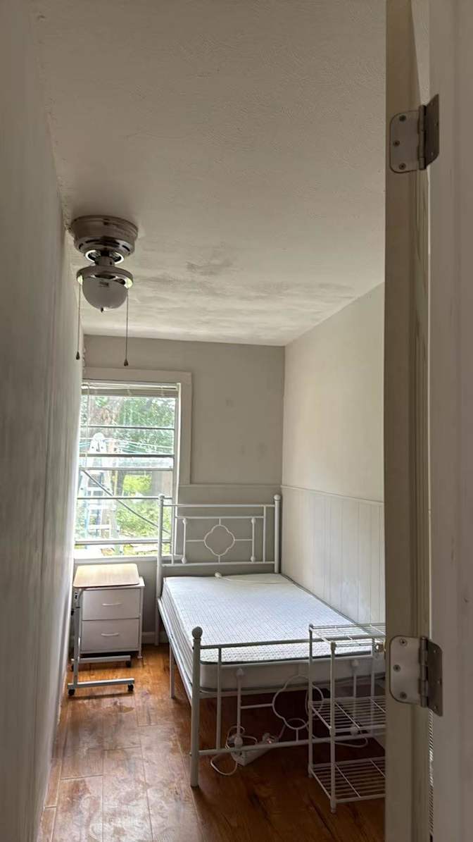 Shengjian none Ni's room