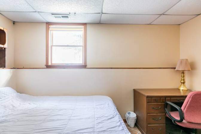 Tee Lee's room