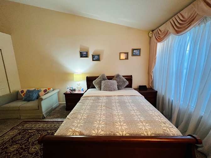 Anshu S's room