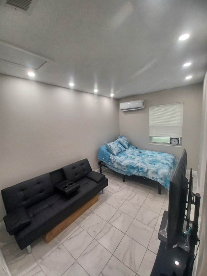 Yossi's room