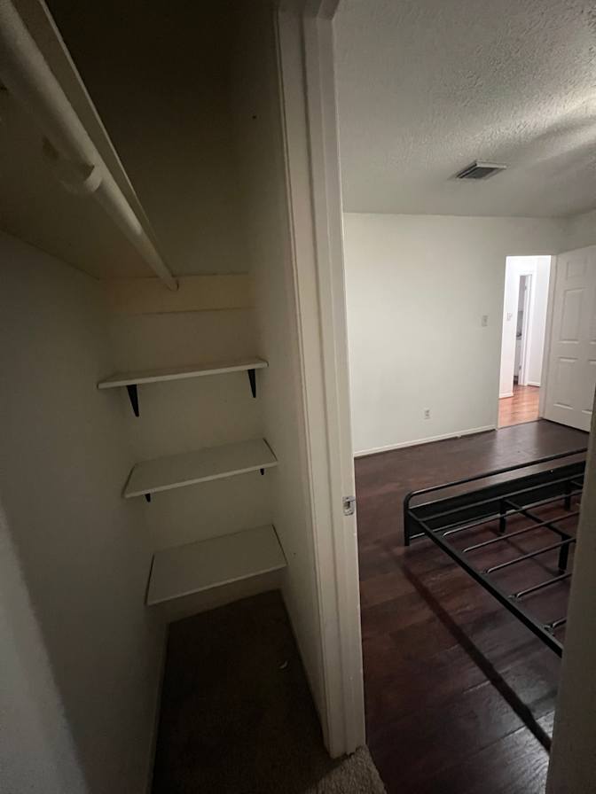 carlos's room