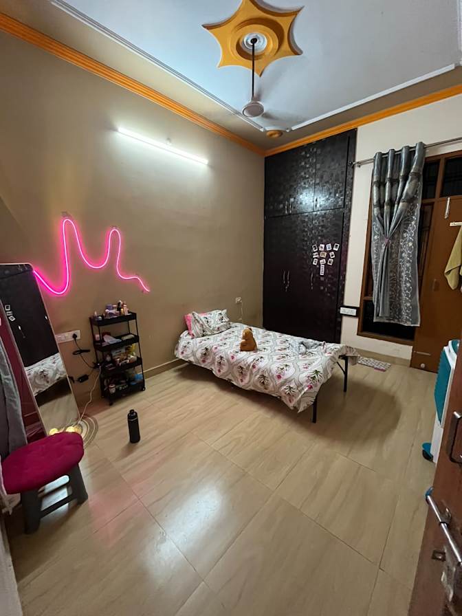Ashruti BHATT's room