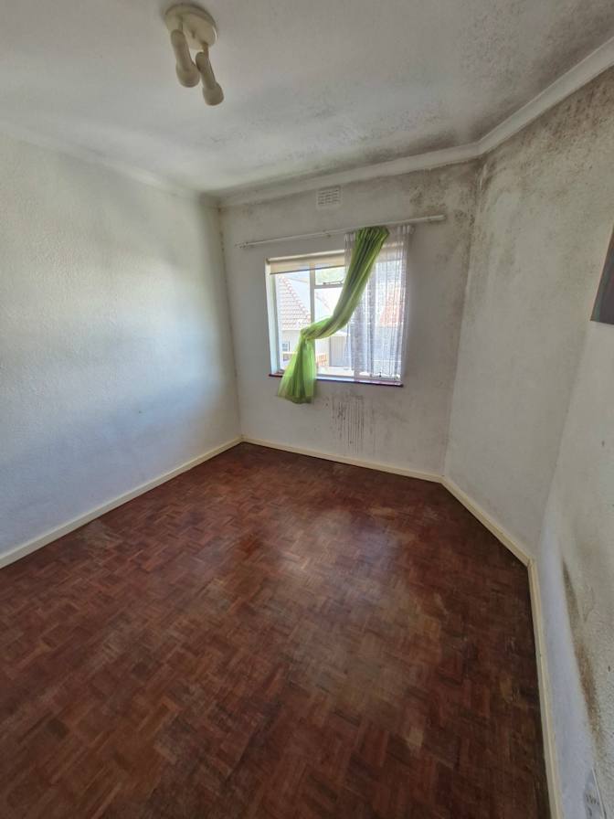 Dereck's room