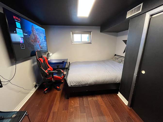 Dee's room