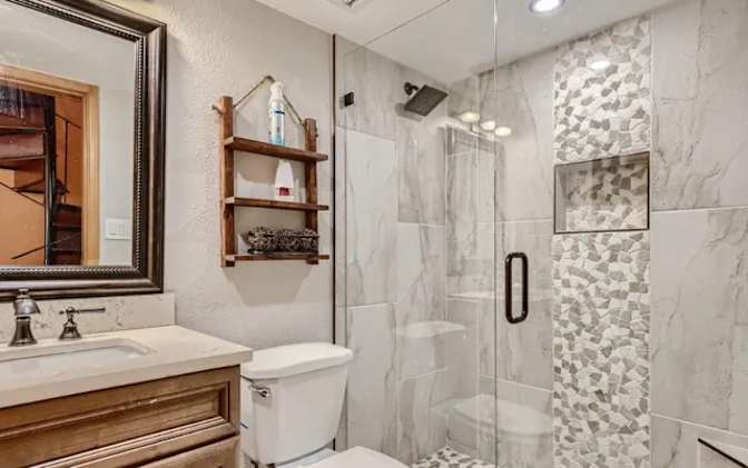 Spacious private bedroom available's room