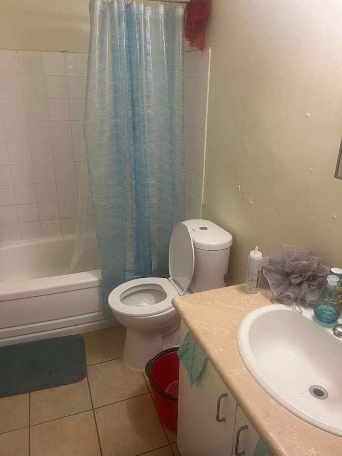 Michael Adekahunsi-gold's room