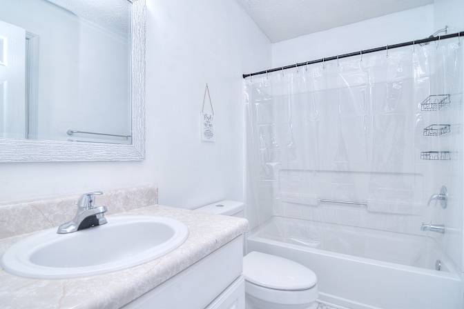 lifedoorrentals's room