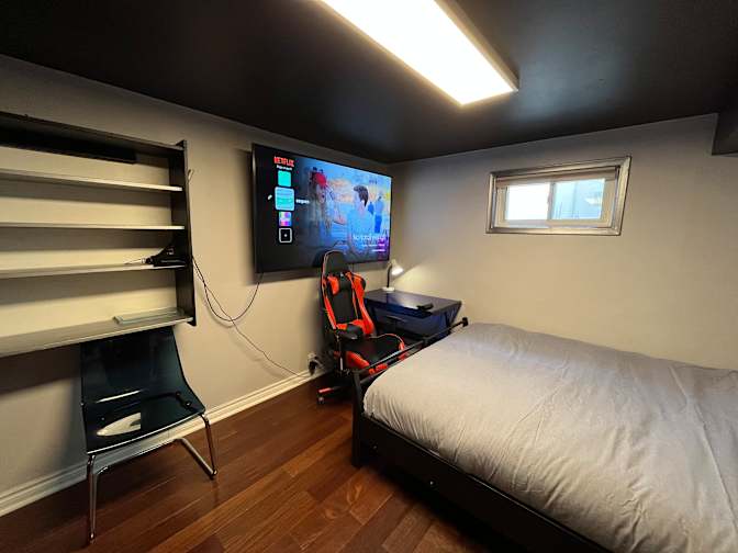 Dee's room