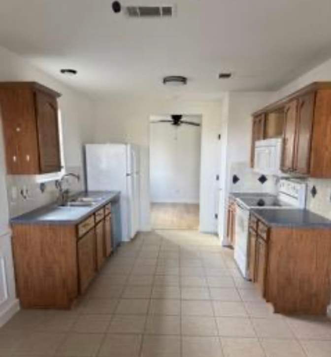 Pavo Real Properties's room