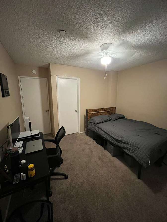 Oscar Iglesias's room