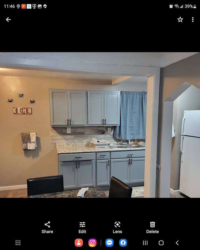 LESLIE's room