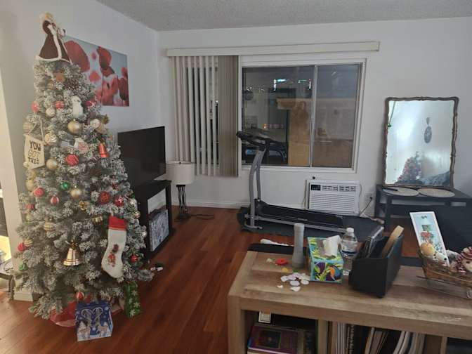 Burbank Room's room