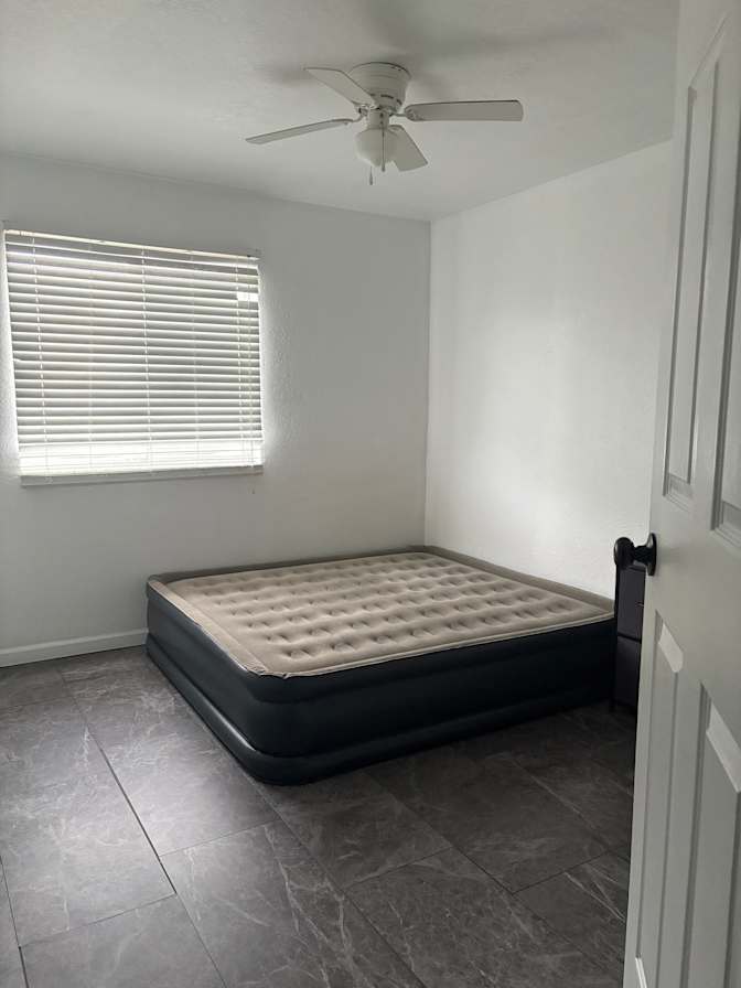 Andrés's room