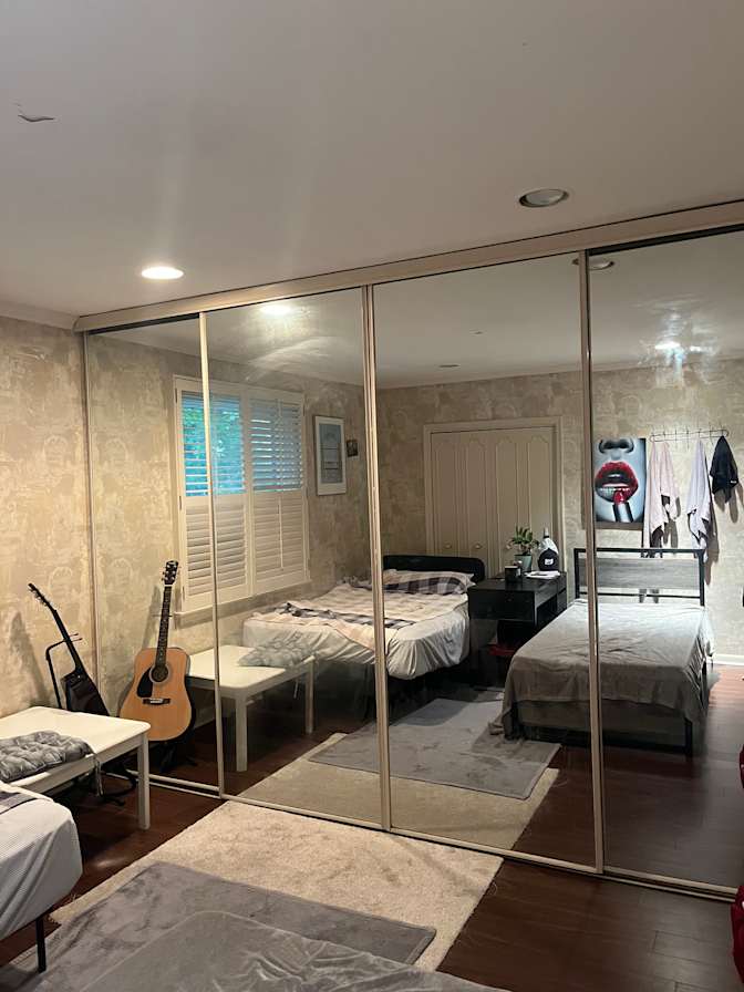 Anar's room