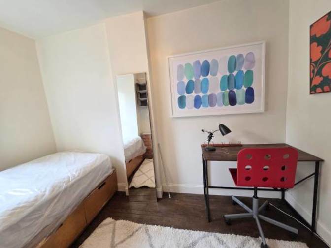 Medium Size Furnished Room Facing the Yard's room