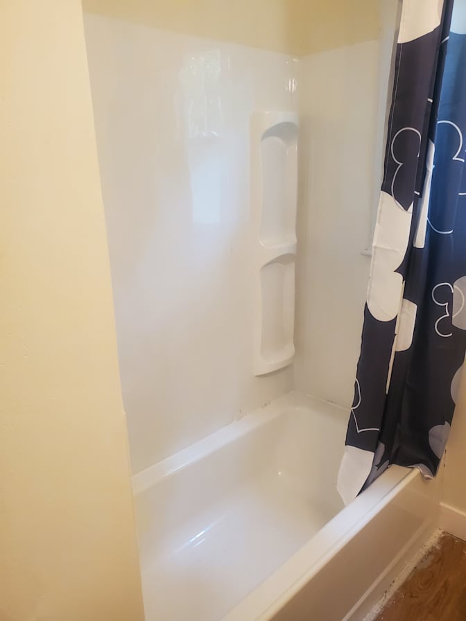 J & H rooms's room