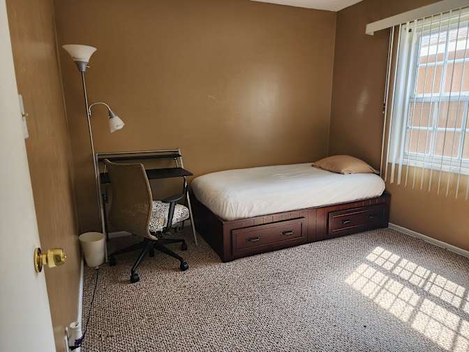 Room in a quiet house - Oxnard's room