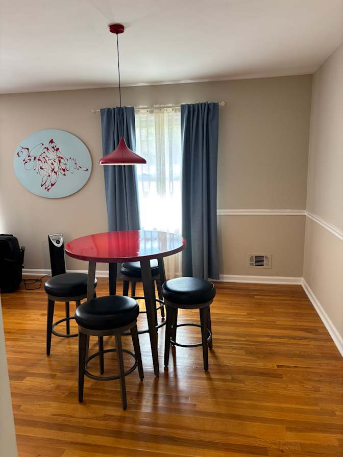 Roslin Vanlie's room