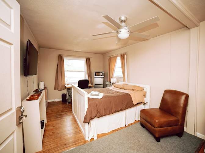 Fully Furnished's room