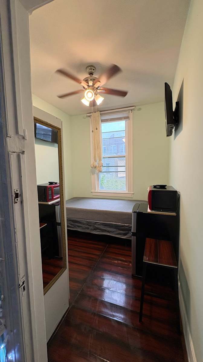 Luis's room