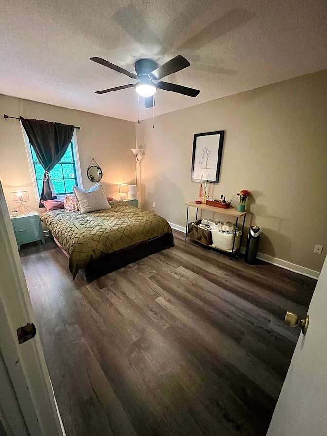 Alcove Rooms's room
