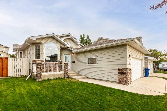 STUDENTS, INTERNS & YOUNG PROFESSIONALS's room