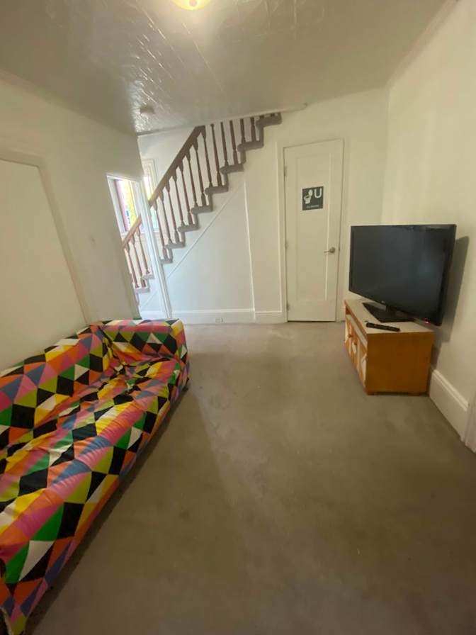 Issa's room