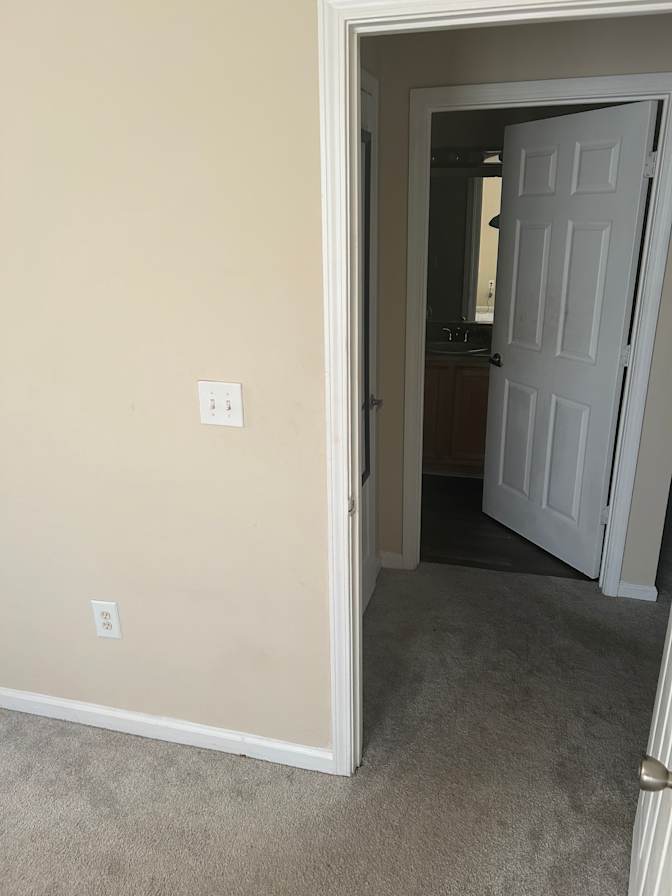 AVAILABLE NOW's room