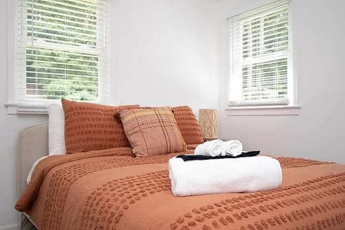 Alcove Rooms's room