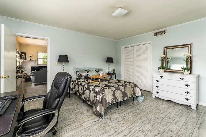 Leslie's room