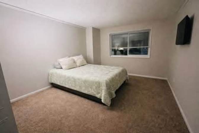 Room available now - shared bathroom's room
