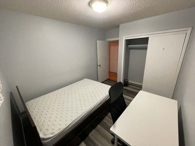 Bwood House's room