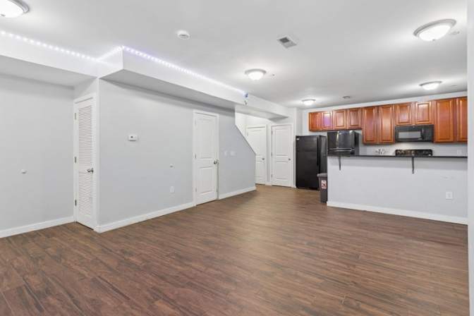 Spacious rooms for rent in a luxurious house's room