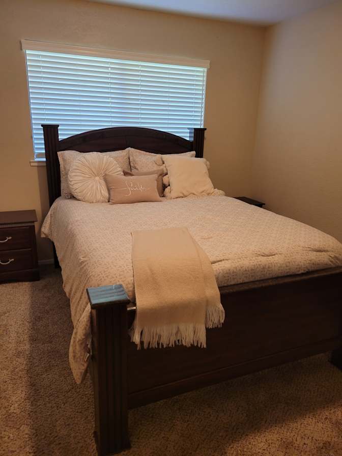 Leslie's room