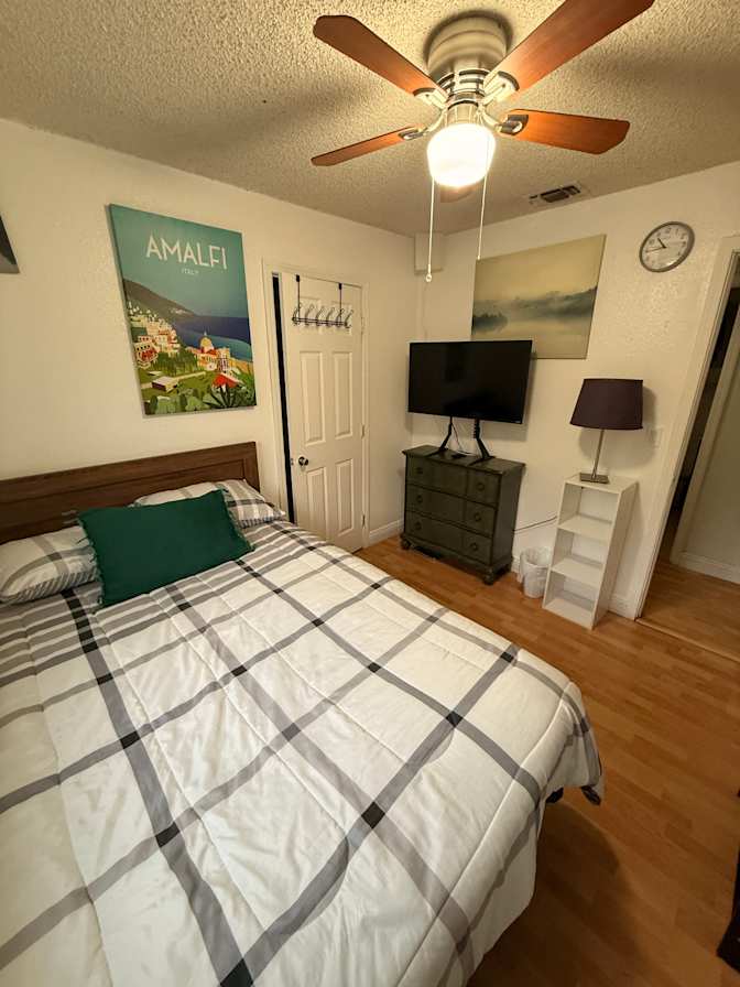 RICARDO's room
