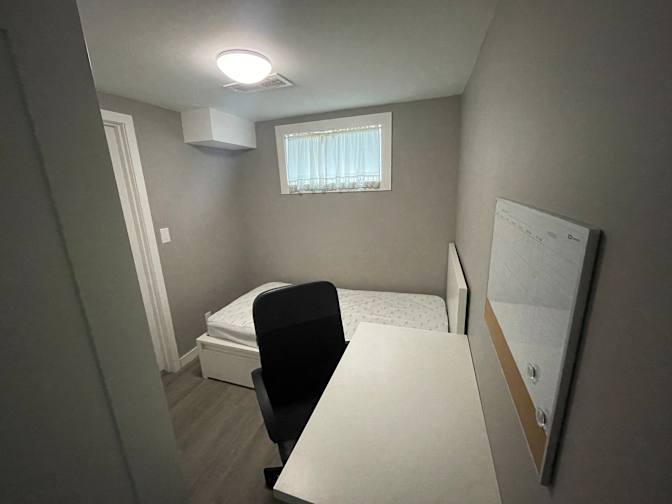 Bwood House's room