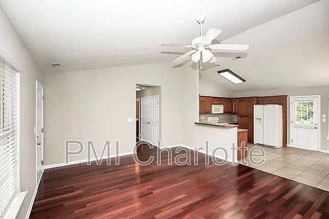 Alcove Rooms's room
