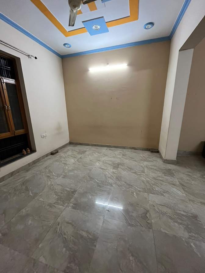 Ashruti BHATT's room