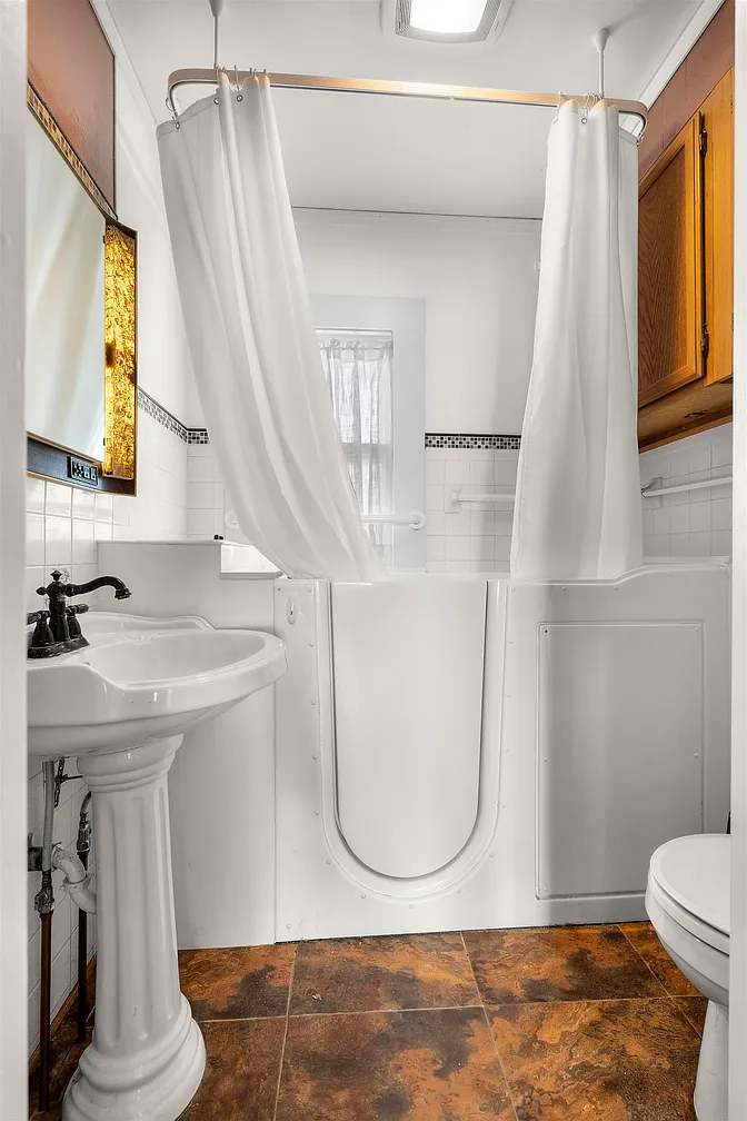 Thomas S Botts's room