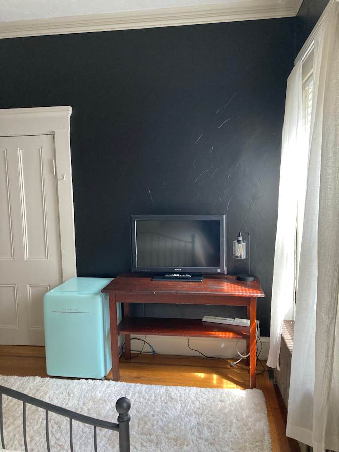 Federal Hill Roommates's room