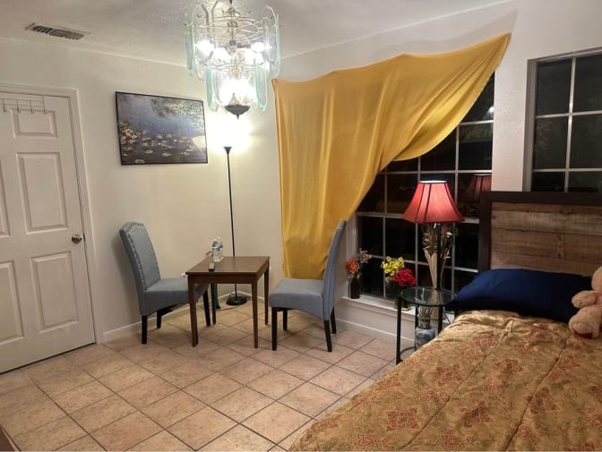 Ali H's room