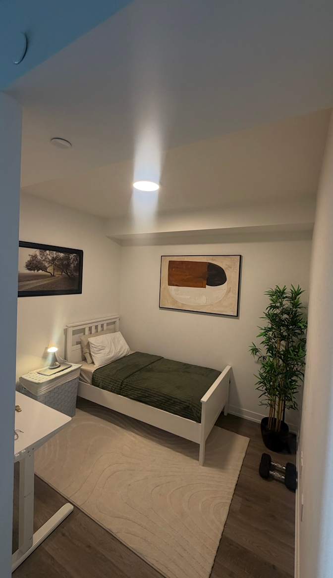 Abs Sims's room