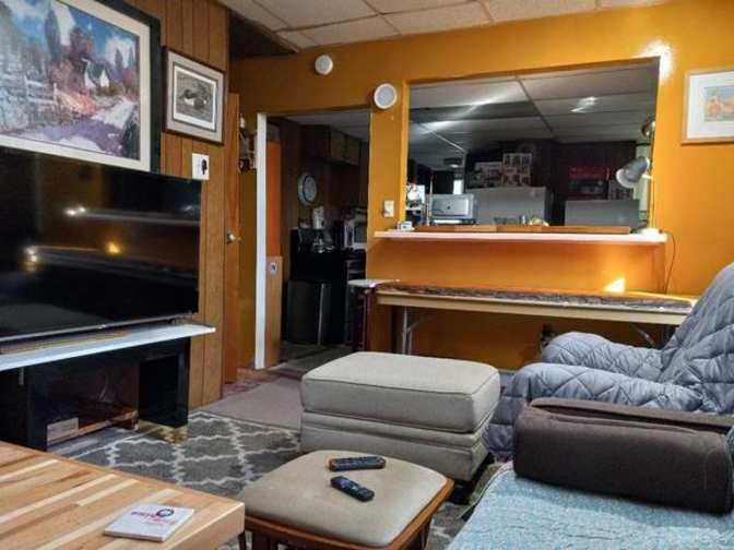 furnished room's room
