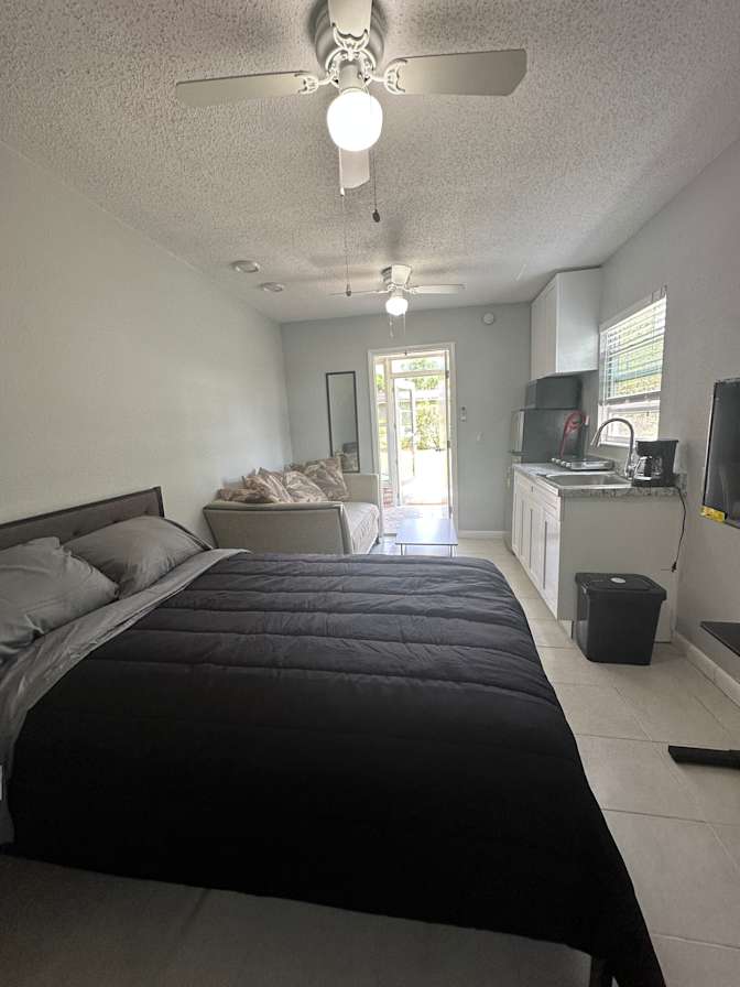 Yossi's room