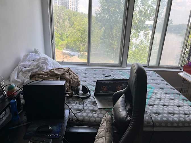 leslie's room