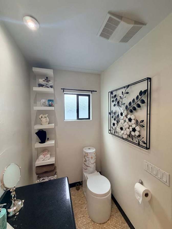 MARI MIRA's room