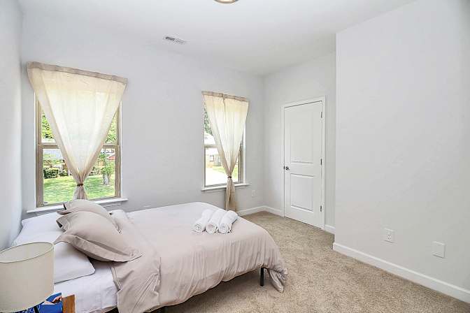 Alcove Rooms's room