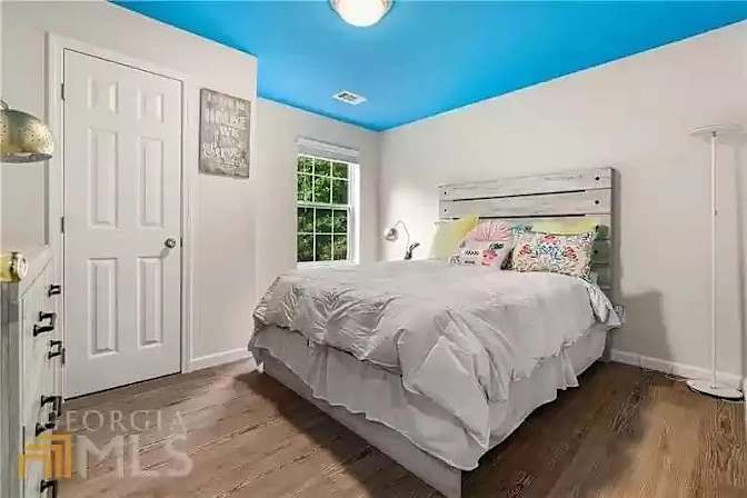 Alcove Rooms's room